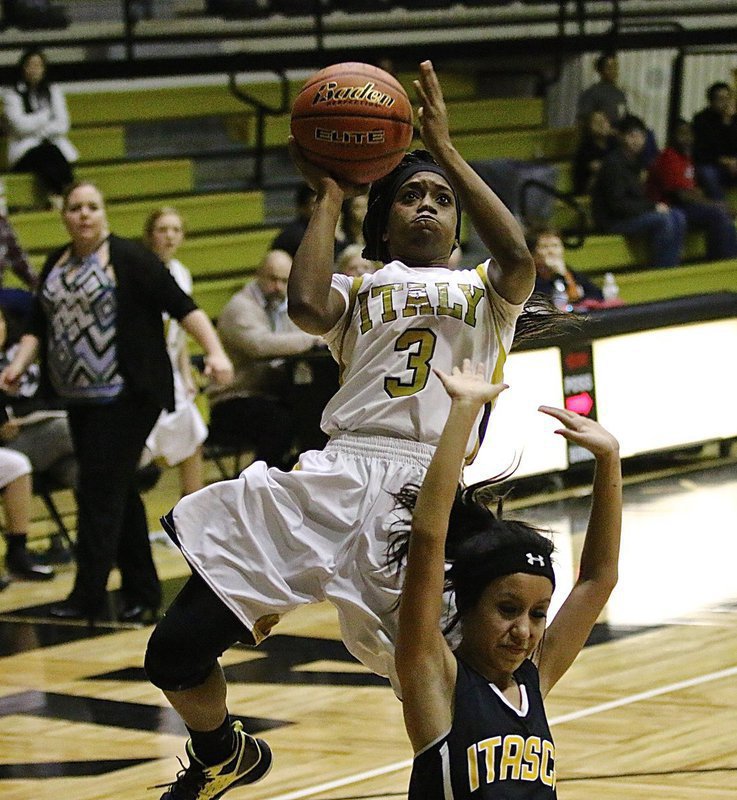 Image: Italy’s Kortnei Johnson(3) takes it strong to the rim for another 2-points.