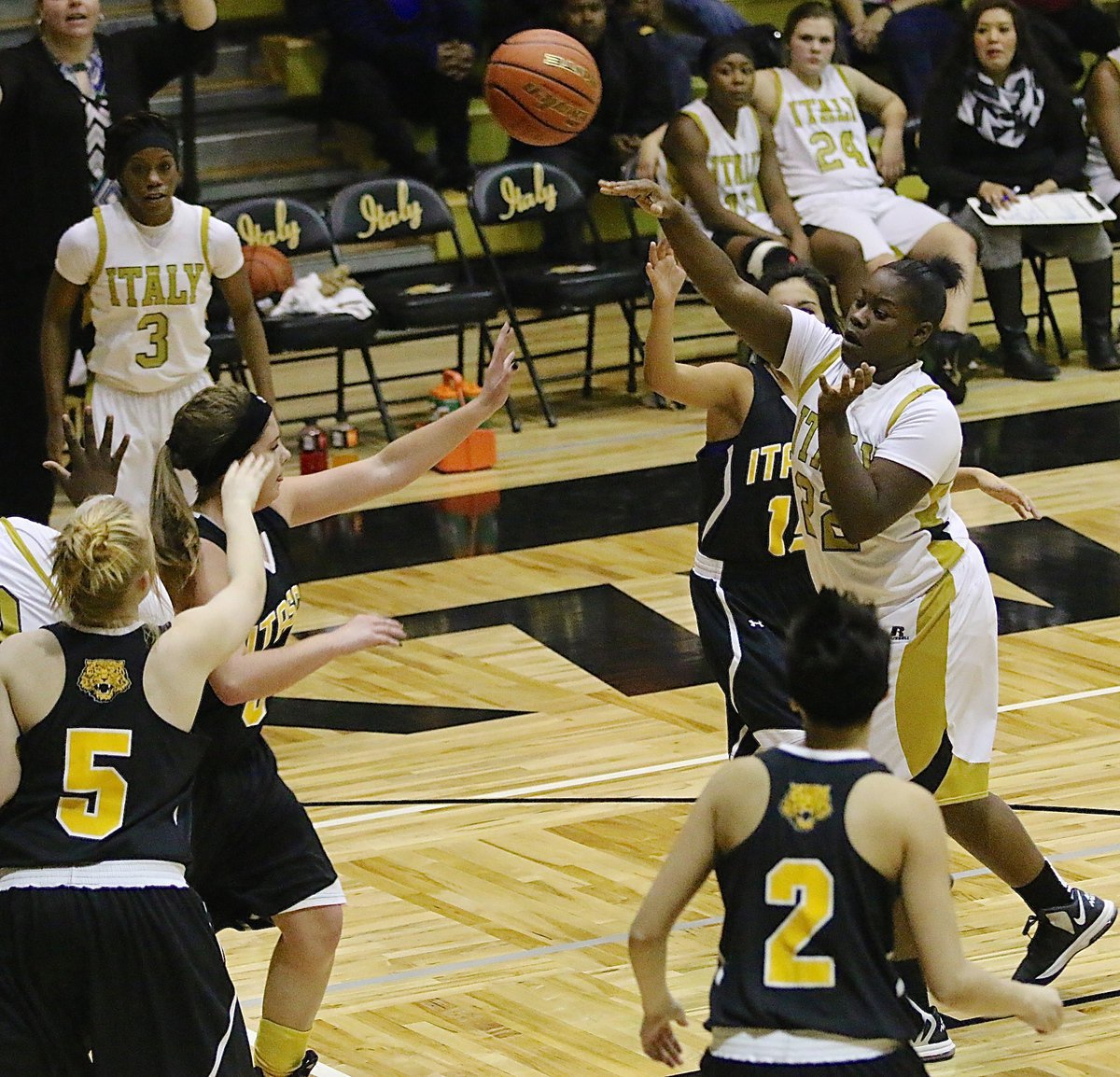 Image: Lady Gladiator Taleyia Wilson(22) passes the ball down low.
