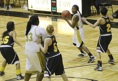 Image: Italy’s K’Breona Davis(10) checks to see if Cory Chance(33) is open.