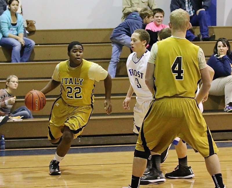 Image: Kenneth Norwood, Jr.(22) drives the baseline around a screen setup by Gladiator teammate Cody Boyd(4).
