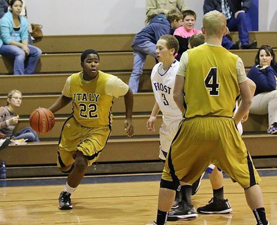Image: Kenneth Norwood, Jr.(22) drives the baseline around a screen setup by Gladiator teammate Cody Boyd(4).