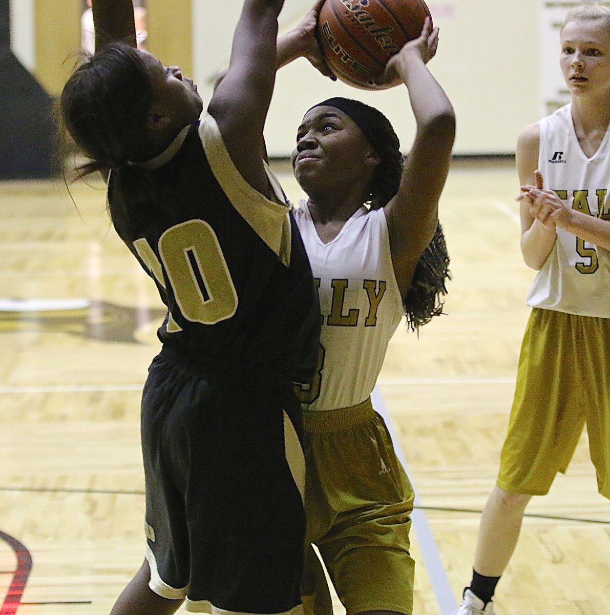 Image: Italy A team’s Chardonae Talton(3) looks for a chance to shoot.