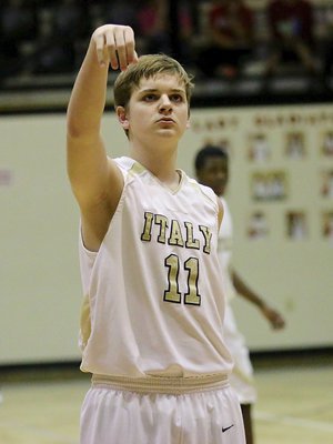 Image: Italy’s James Walton(11) puts in a free-throw against Dawson.