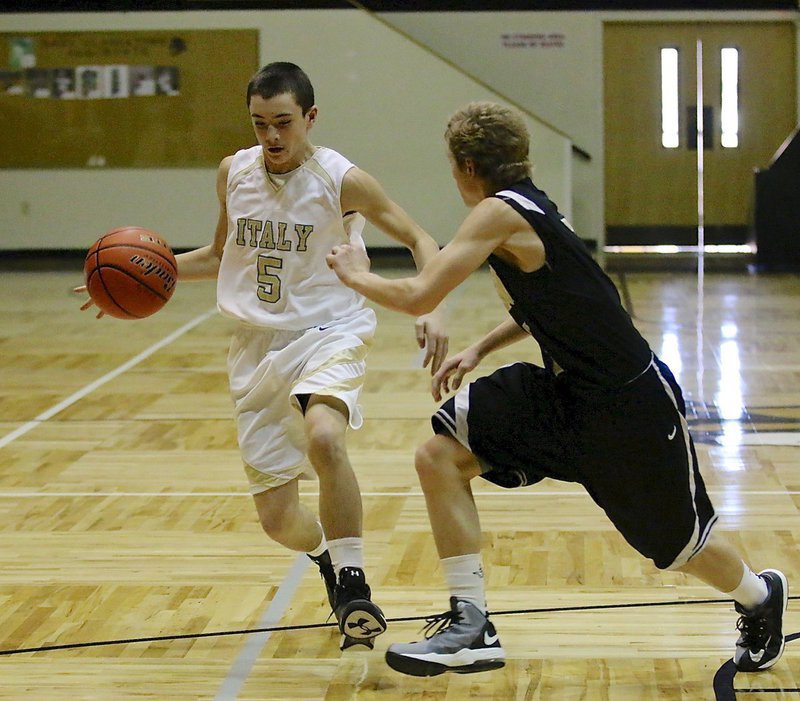 Image: Guard Dylan McCasland(5) tries to force the issue against a Dawson Bulldog defender.