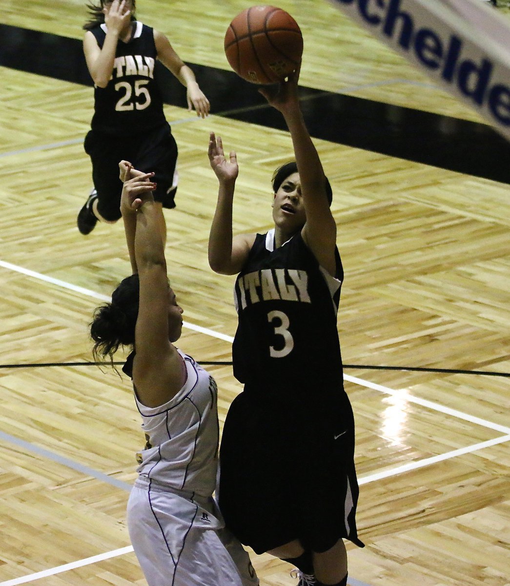 Image: Italy’s Alex Minton-Felder(3) is determined to finish off the Lady Cats.