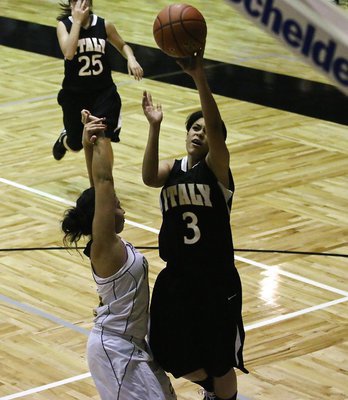 Image: Italy’s Alex Minton-Felder(3) is determined to finish off the Lady Cats.