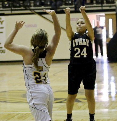 Image: Vanessa Cantu(24) drops in two of her 4-points in the tournament championship game against Itasca.