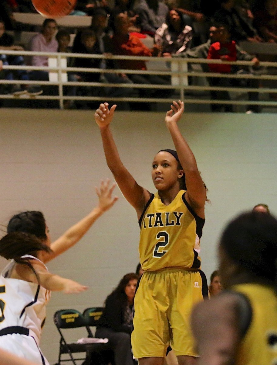 Image: Lady Gladiator Emmy Cunningham(2) finds a rhythm early from the three-point line.