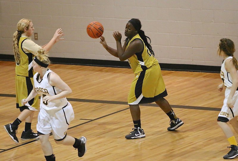 Image: Italy’s Taleyia WIlson(33) rebounds the ball and then outlets to teammate Brycelen Richards(13).