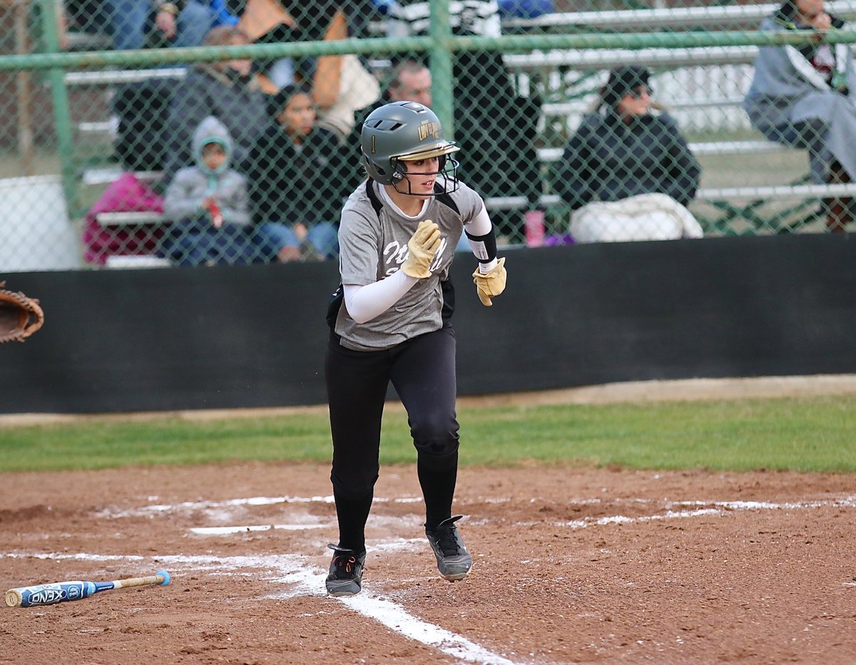 Image: Italy’s senior slap-hitter Bailey Eubank(1) hits and runs toward first-base.