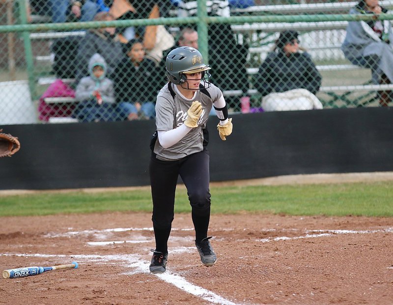 Image: Italy’s senior slap-hitter Bailey Eubank(1) hits and runs toward first-base.