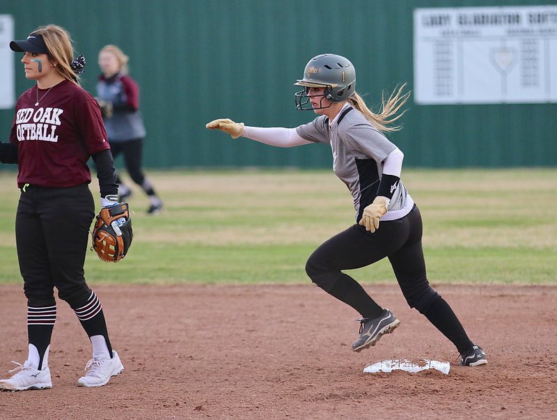 Image: Italy’s Bailey Eubank(1) turns to go for third-base.