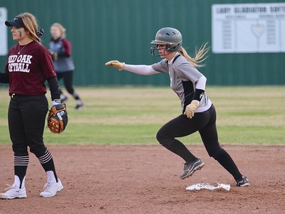 Image: Italy’s Bailey Eubank(1) turns to go for third-base.
