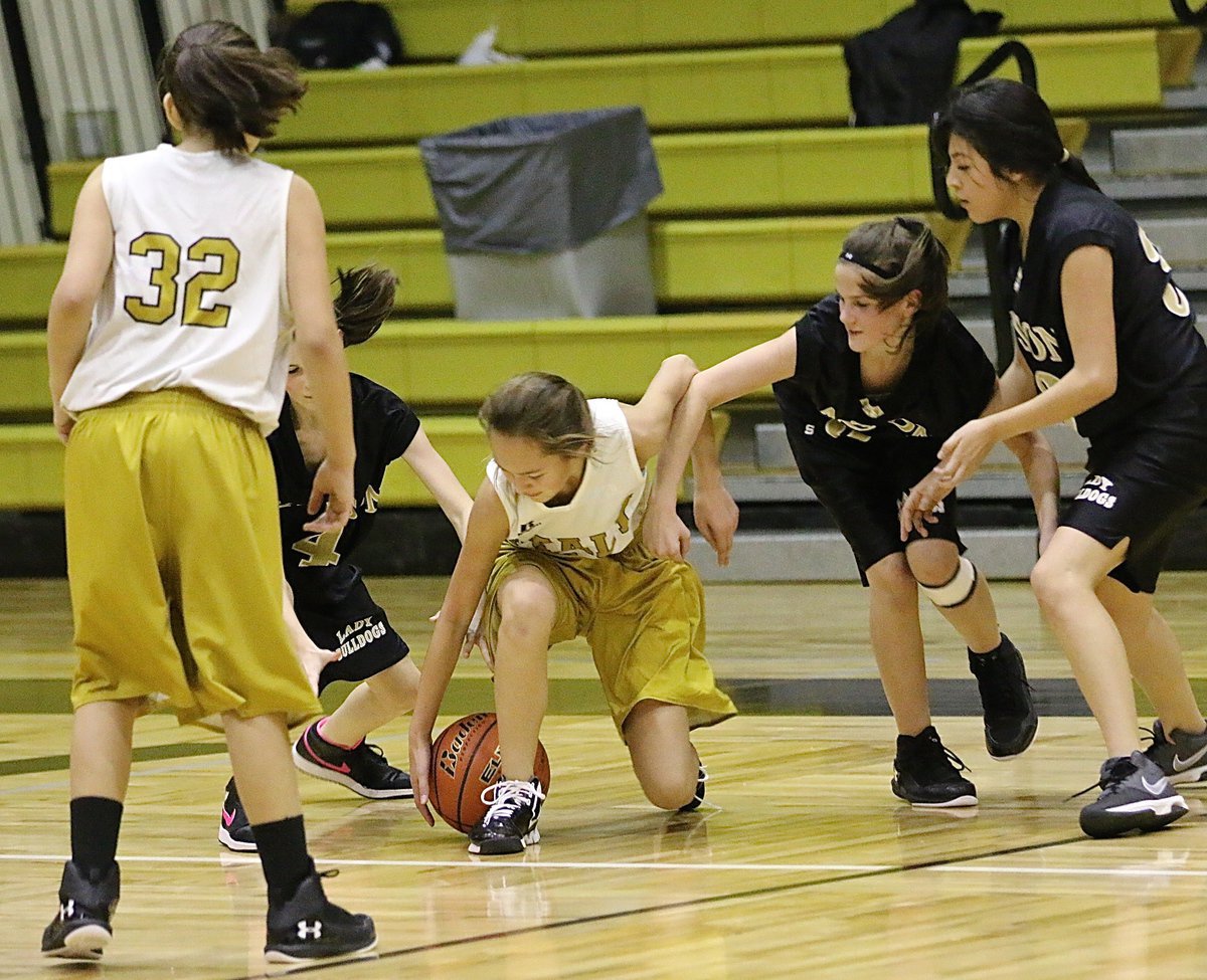 Image: Italy B-team Lady Gladiator Kaitlyn Fulgum(14) fights for a loose ball against Dawson.