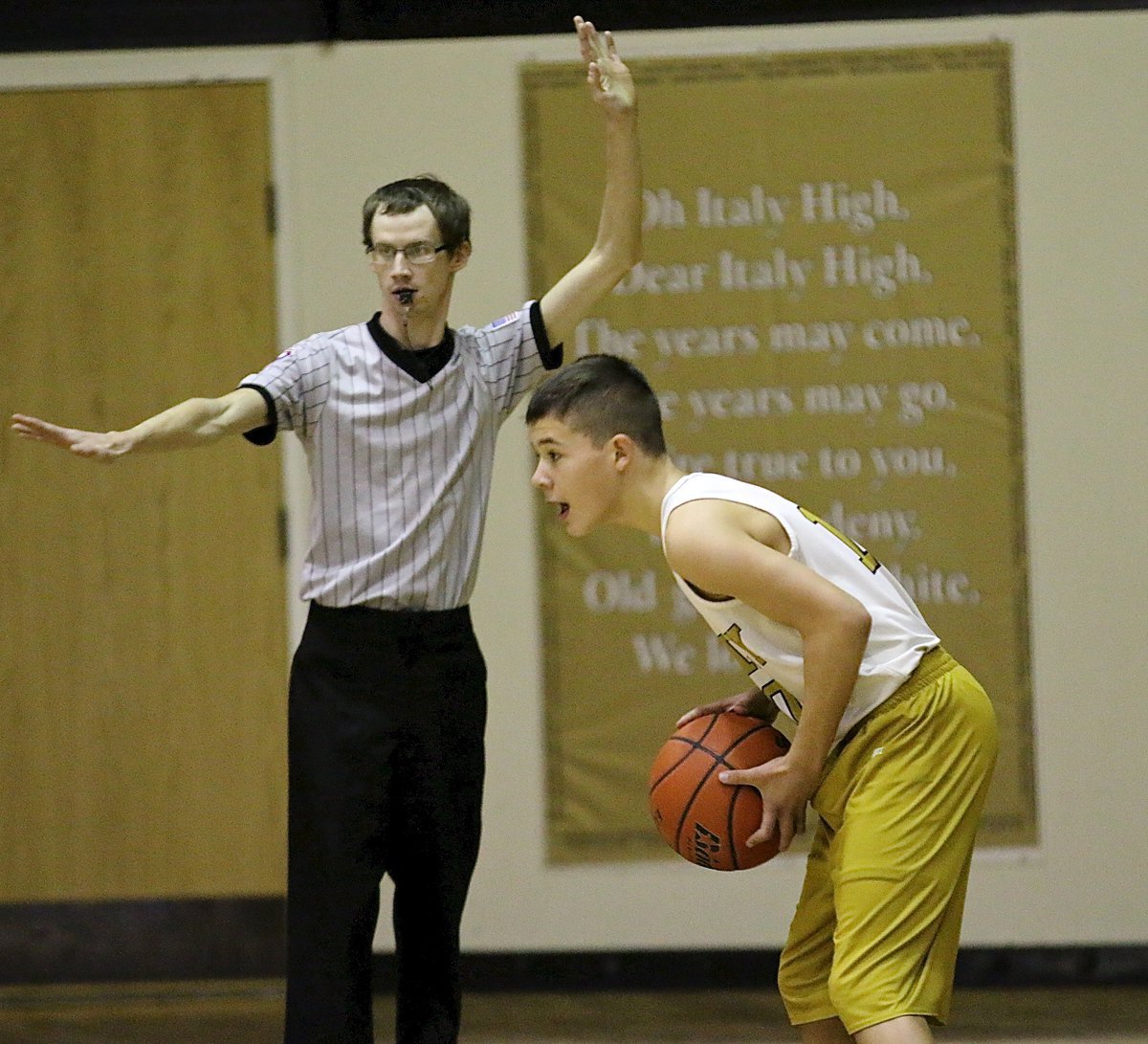 Image: Italy 8th grader Brentlee Grant(10) inbounds the ball, just in time.