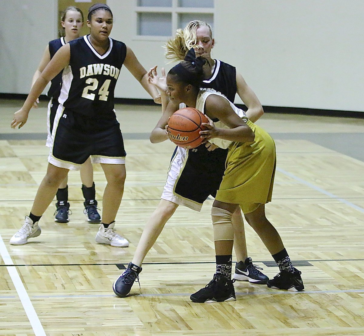 Image: Italy A-team’s Chardonae Talton(3) works to get a shot up against Dawson’s defense.