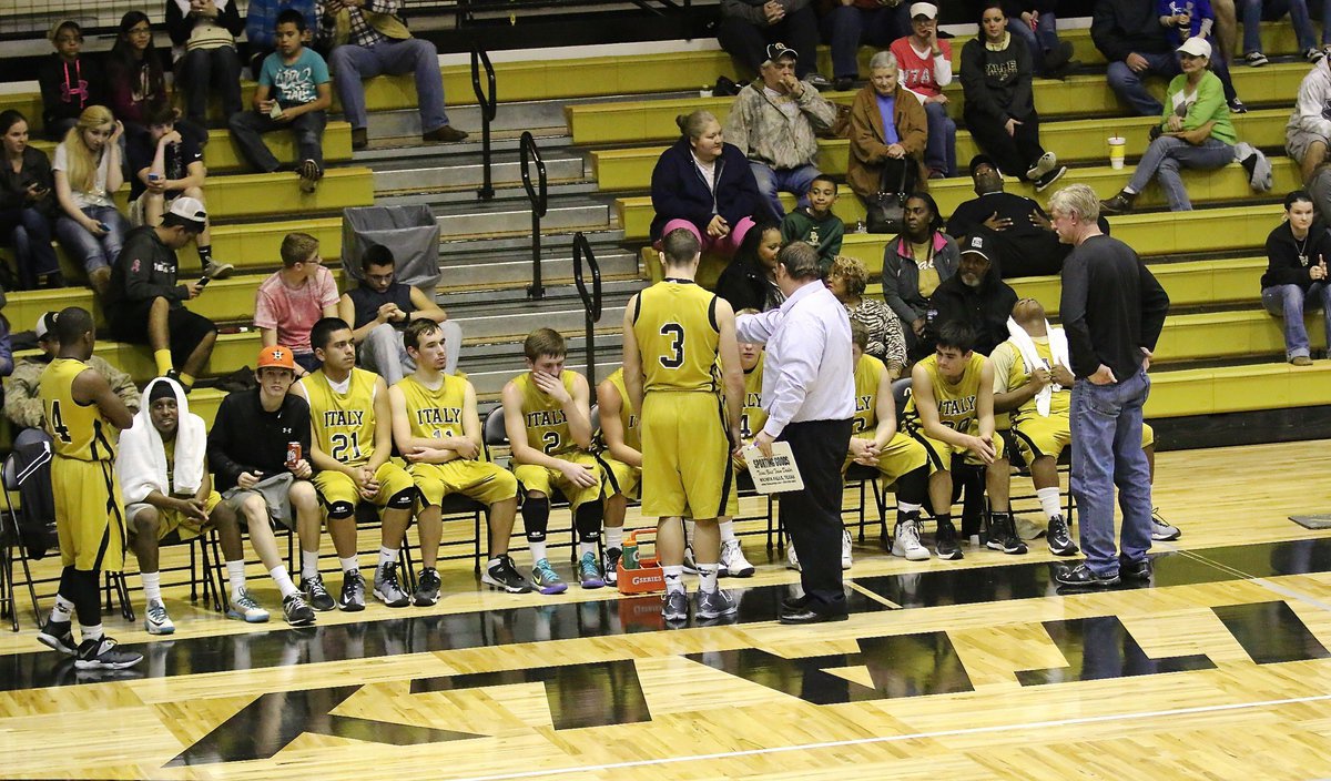 Image: Italy Gladiator head coach Brandon Ganske and assistant coach Charles Tindol talk with their team during a timeout.