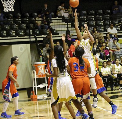 Image: Italy’s Emmy Cunningham(2) goes back up for a bucket.