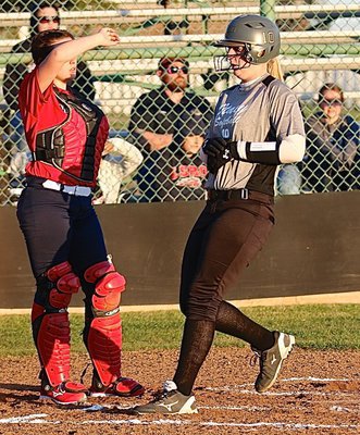 Image: Italy’s Madison Washington(10) completes her victory lap around the bases.