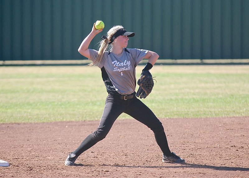 Image: Italy second-baseman Bailey Eubank(1) stays loose for the final inning against Palmer.