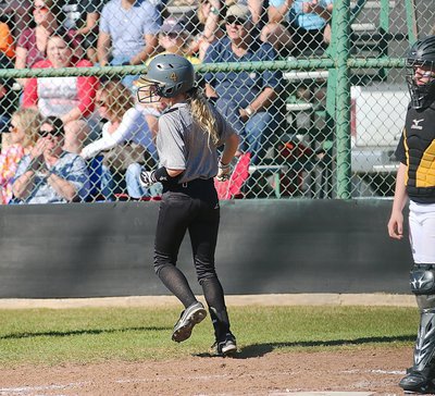 Image: Italy’s Britney Chambers(4) crosses home plate for an Italy run.