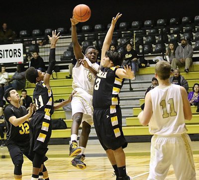 Image: JV Gladiator Anthony Lusk(4) passes over to an open James Walton(11).