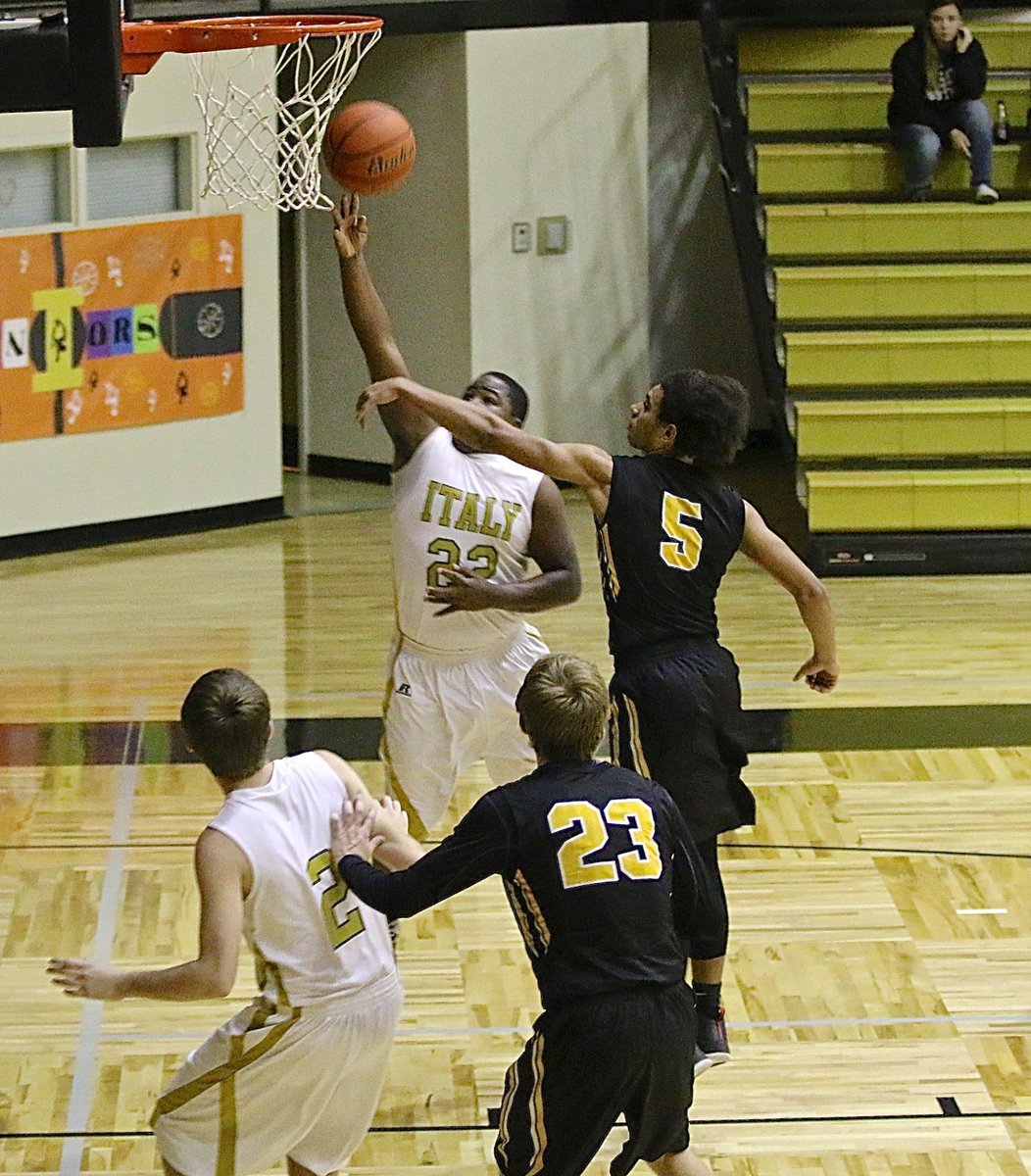 Image: Driving and scoring is Italy’s Kenneth Norwood, Jr.(22) despite a Cat paw in his face.