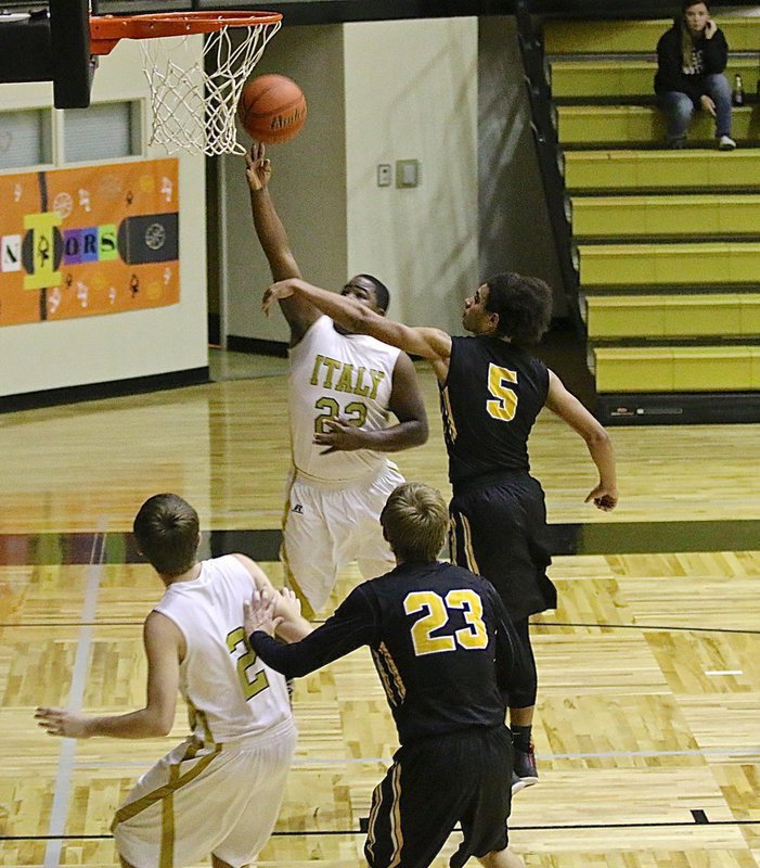 Image: Driving and scoring is Italy’s Kenneth Norwood, Jr.(22) despite a Cat paw in his face.