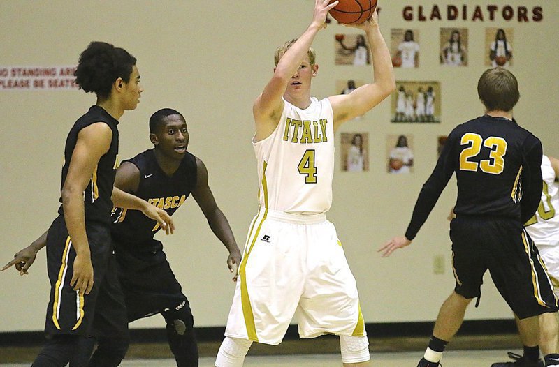 Image: Senior Gladiator Cody Boyd(4) searches for an open teammate after receiving a pass.