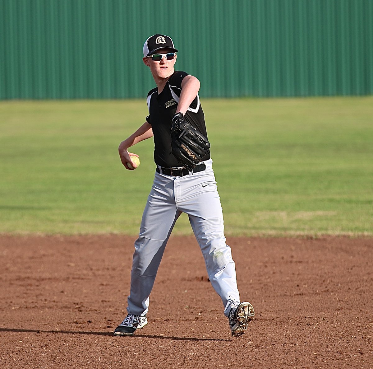 Image: Italy’s Hunter Ballard starts the scrimmage against Leon at second-base.