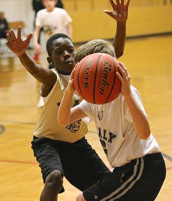 Image: Italy Gold’s Julius Williams(5) covers up Italy White’s Kort Holley(2) who is a bit camera shy here.