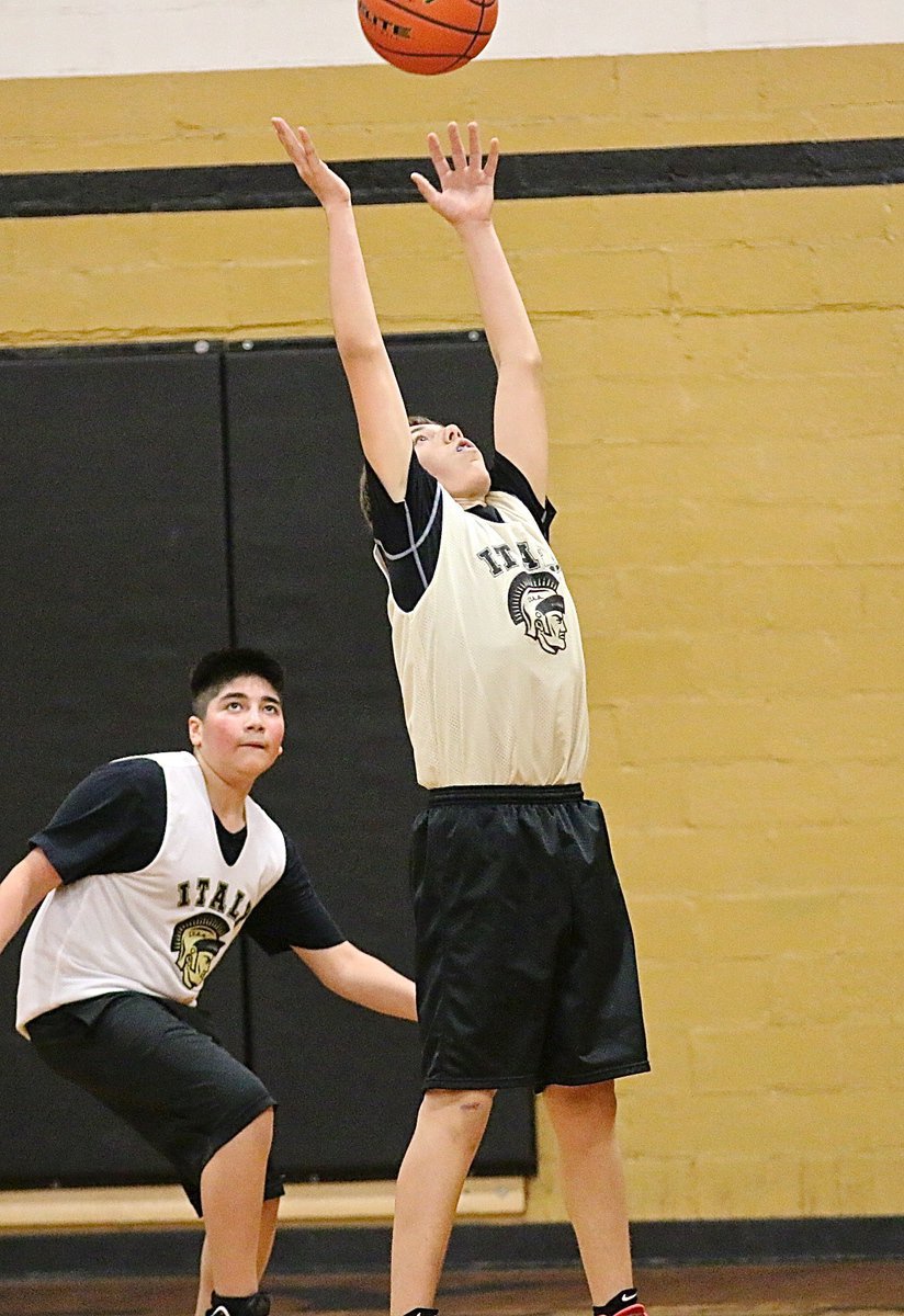 Image: Italy Gold’s Grant Hamby(9) secures an offensive rebound and then puts in the tying basket to make the score 26-26.