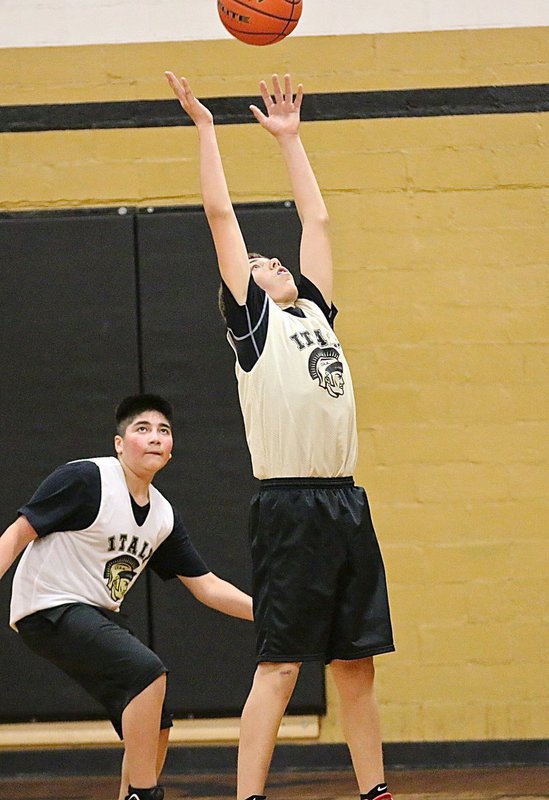 Image: Italy Gold’s Grant Hamby(9) secures an offensive rebound and then puts in the tying basket to make the score 26-26.