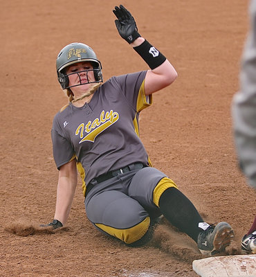 Image: Lady Gladiator Madison Washington(10) steals third-base with Italy trying to catch Mildred from behind.