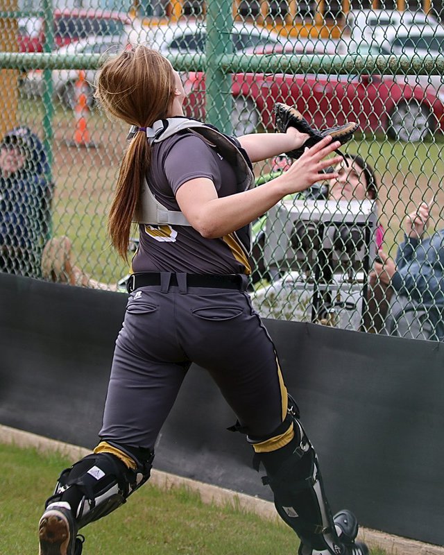 Image: Italy catcher Lillie Perry(9) reacts to a popup behind the plate against Mildred.
