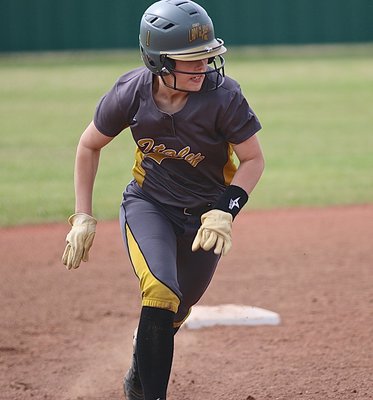 Image: Lady Gladiator Bailey Eubank(1) scrambles to third-base with her trademark cowgirl gloves on.