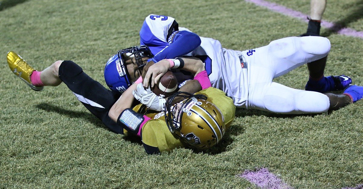 Image: Italy’s Clayton Miller(6) foils a sure interception by Chilton after he came down with possession of the ball to seal the win.
