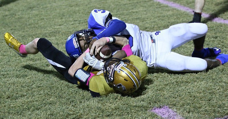 Image: Italy’s Clayton Miller(6) foils a sure interception by Chilton after he came down with possession of the ball to seal the win.