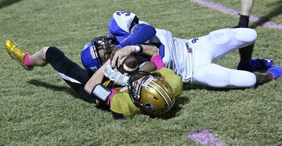 Image: Italy’s Clayton Miller(6) foils a sure interception by Chilton after he came down with possession of the ball to seal the win.