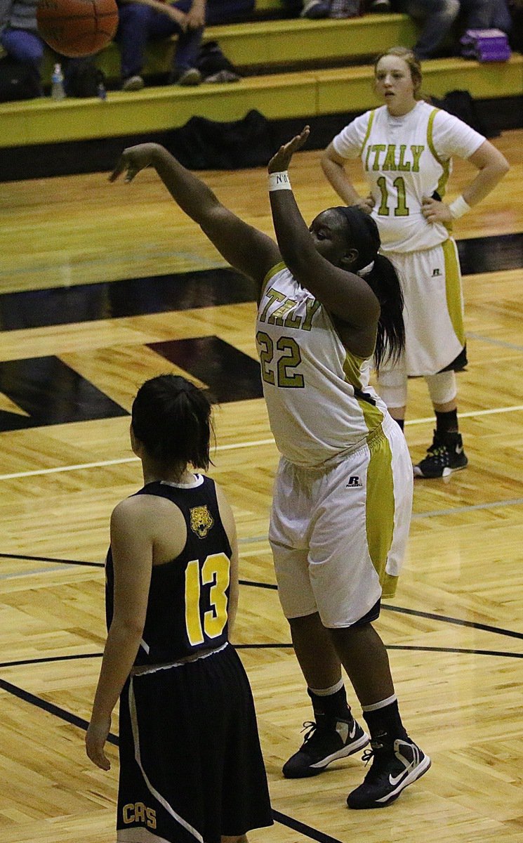 Image: Senior Lady Gladiator Taleyia Wilson(22) knocks down a pair of free-shots against Itasca as teammate Brycelen Richards(11) looks on.