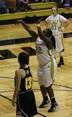 Image: Senior Lady Gladiator Taleyia Wilson(22) knocks down a pair of free-shots against Itasca as teammate Brycelen Richards(11) looks on.
