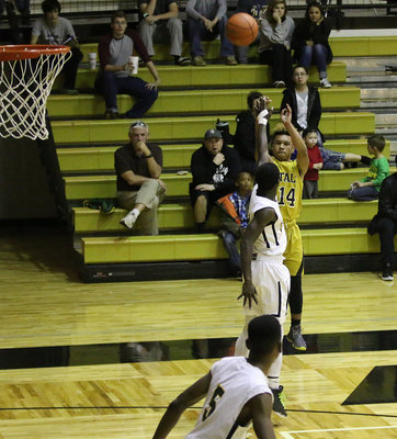 Image: Italy Gladiator Jeremiah Thompson(14) tries his hand at a three-ball over a Dallas Gateway defender.