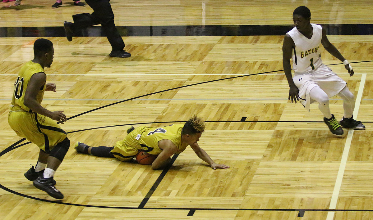 Image: Fumble!!! Jeremiah Thompson(14) creates a turnover and the dives on the ensuing fumble to give Italy possession of the ball.