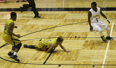 Image: Fumble!!! Jeremiah Thompson(14) creates a turnover and the dives on the ensuing fumble to give Italy possession of the ball.