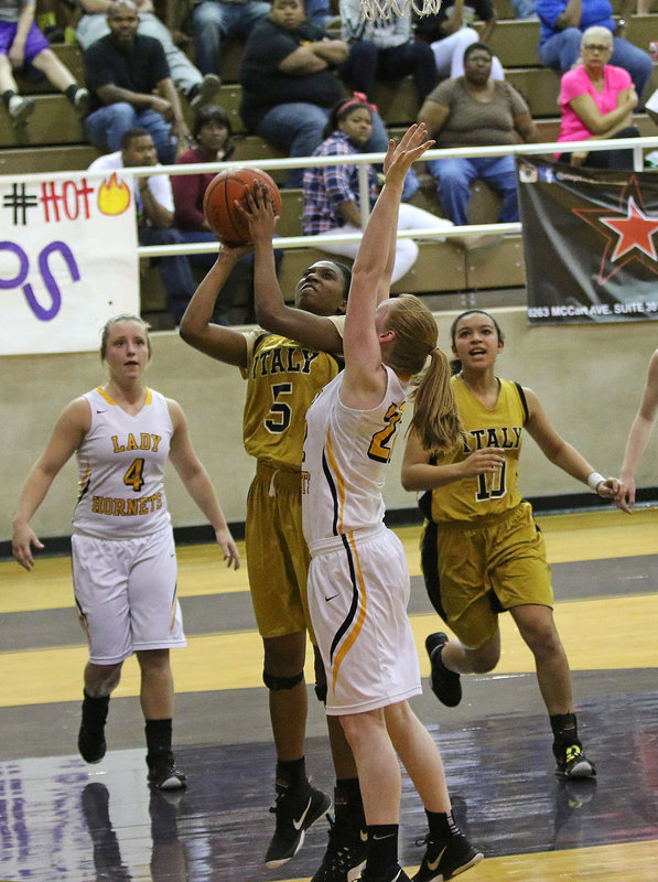 Image: Janae Robertson(5) tries to help Italy rally back against Era in the fourth by scoring inside.