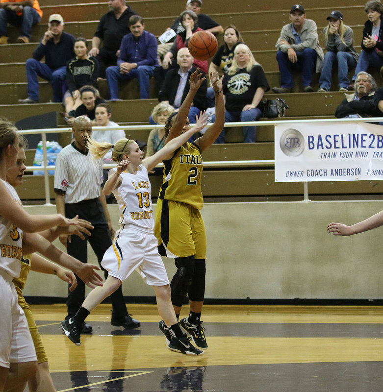 Image: Italy’s Emmy Cunningham(2) knocks down another three-pointer despite the pesky buzzing of a nearby Lady Hornet from Era.