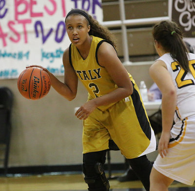 Image: Italy’s Emmy Cunningham(2) surveys the scene for an open teammate.