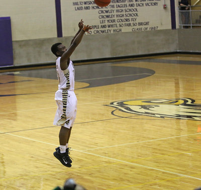 Image: Italy’s Kendrick Norwood(10) knocks down a 31-footer to end the third against Valley View.