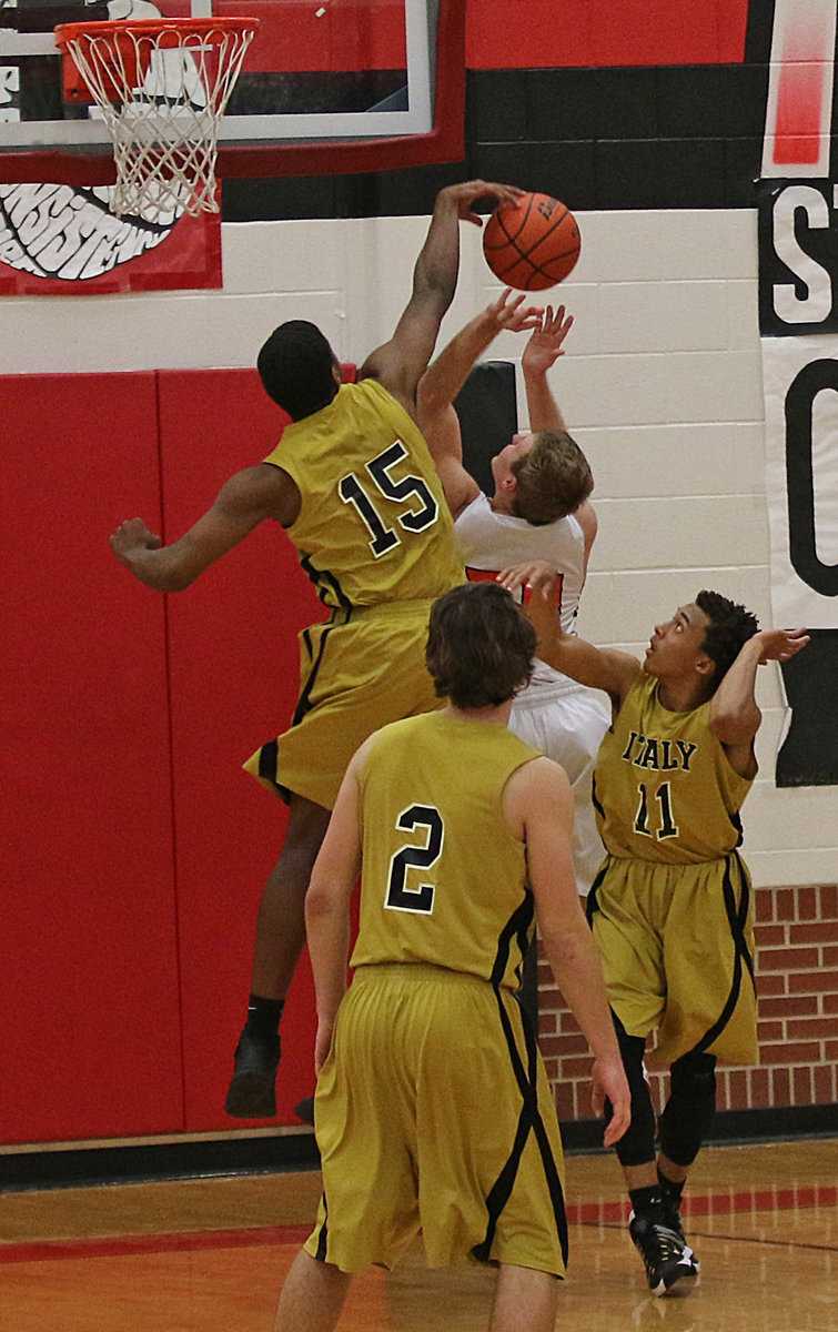 Image: Italy’s Christian Lightfoot denies Petrolia attempt at a basket with authority!