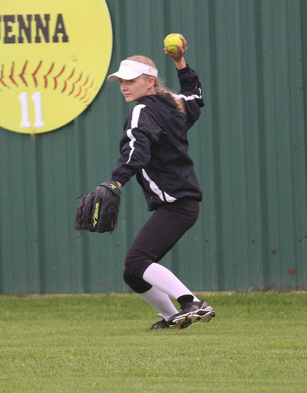 Image: Italy Lady Gladiator Taylor Boyd hurries the ball in before the game.